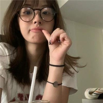 9顶假发的女孩